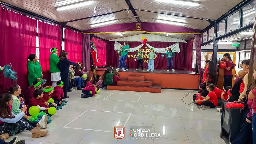 ¡56 años formando historias y comunidad! 🥳🏫✨