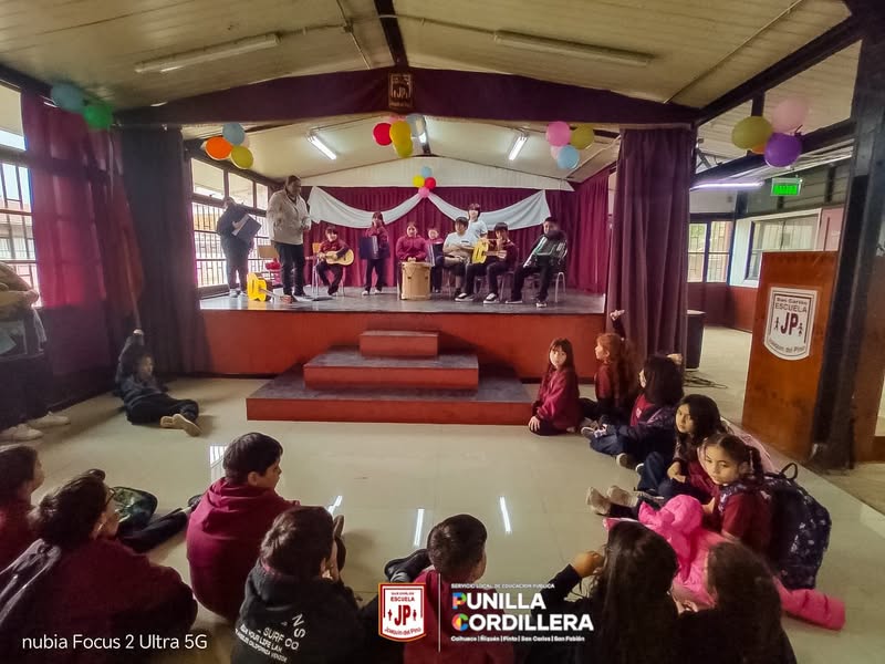 ¡La música se toma los pasillos de la Escuela Joaquín del Pino! 🎼✨  