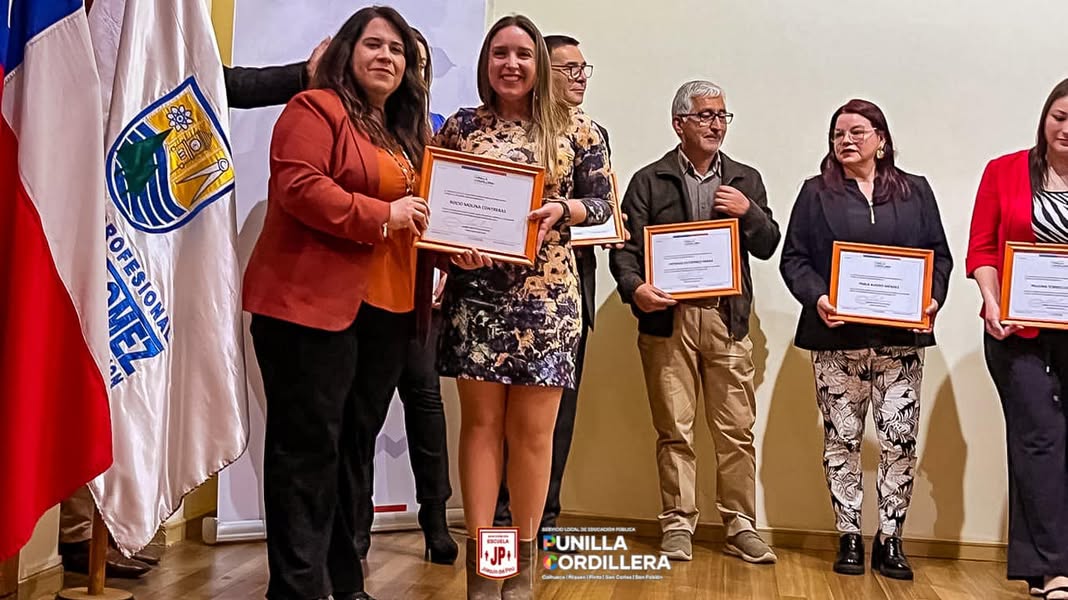 Ceremonia de premiación profesores destacados por SLEP Punilla Cordillera.
