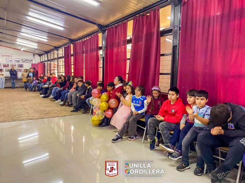 Celebración Día del Estudiante en Escuela Joaquín del Pino.