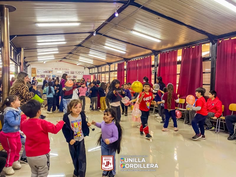 Celebración Día del Estudiante en Escuela Joaquín del Pino.