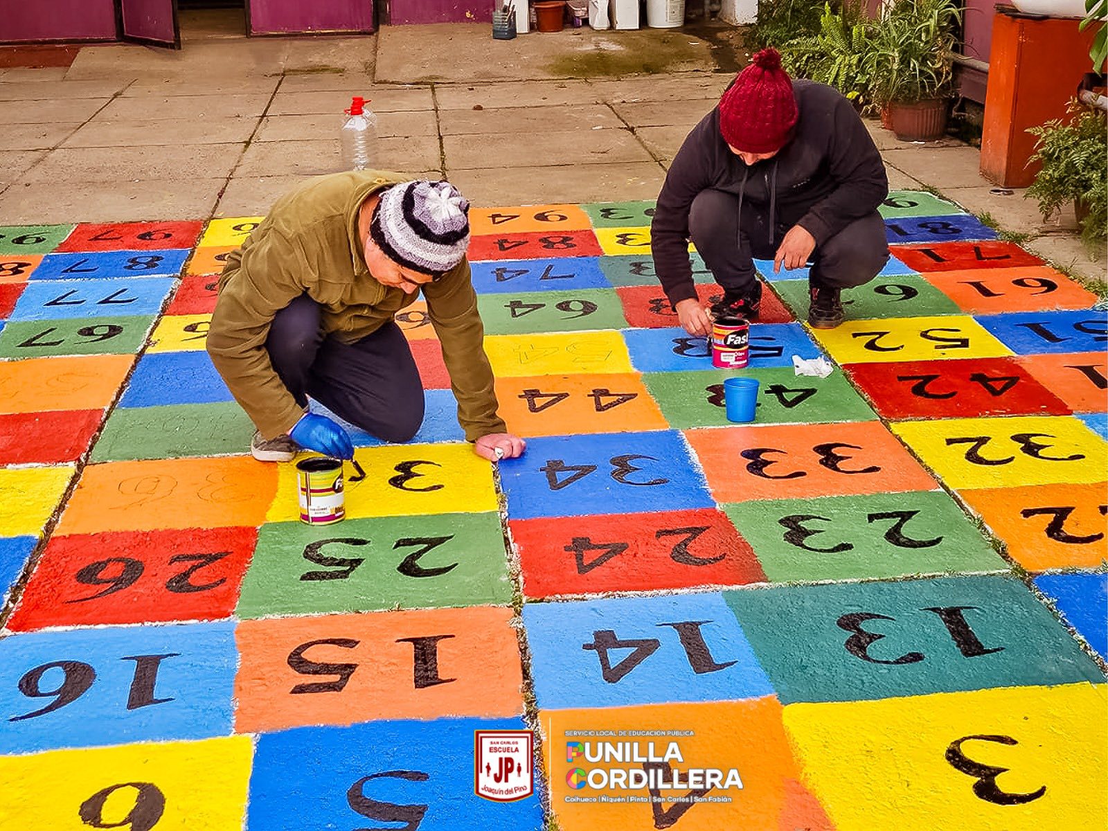 creación de juegos en el patio del colegio.