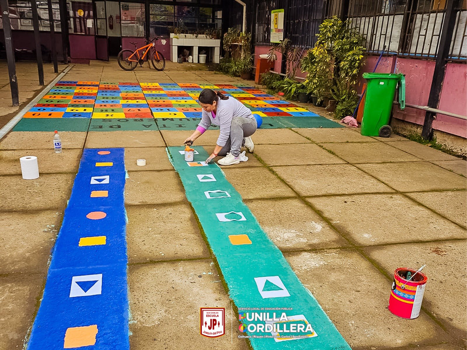 creación de juegos en el patio del colegio.