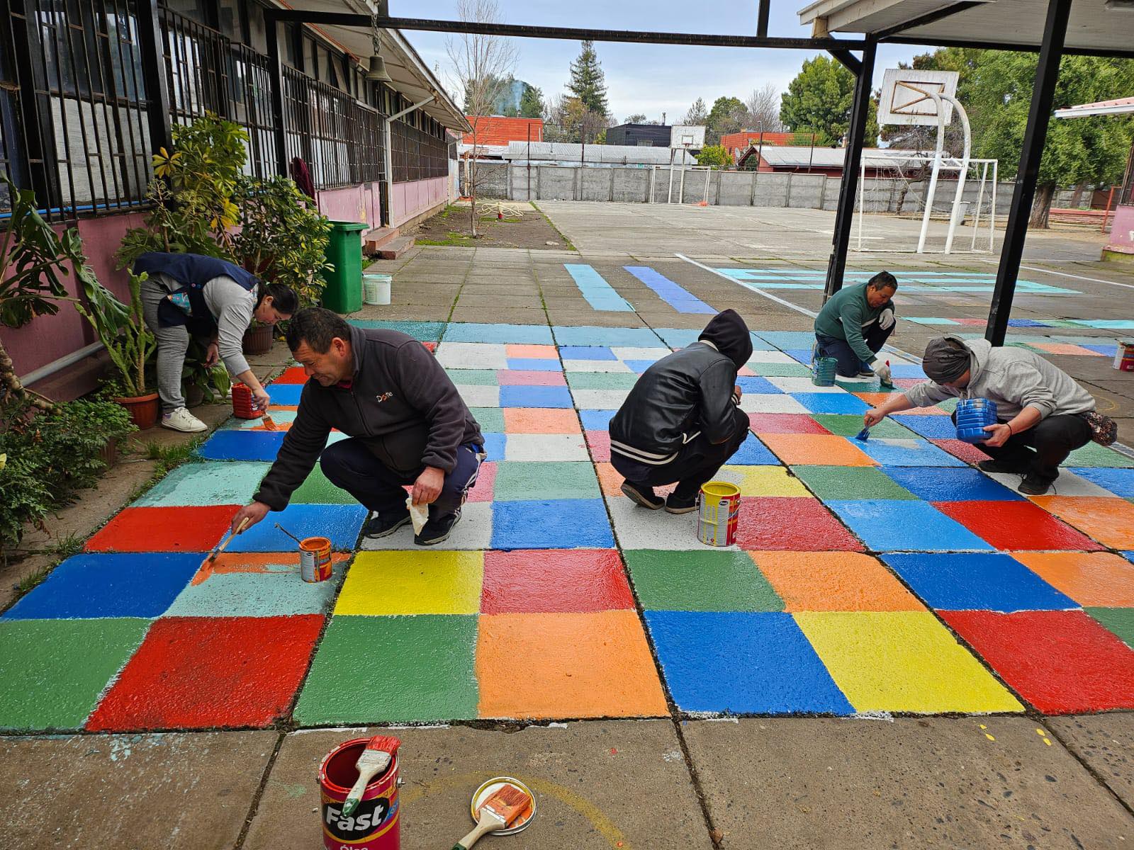 creación de juegos en el patio del colegio.