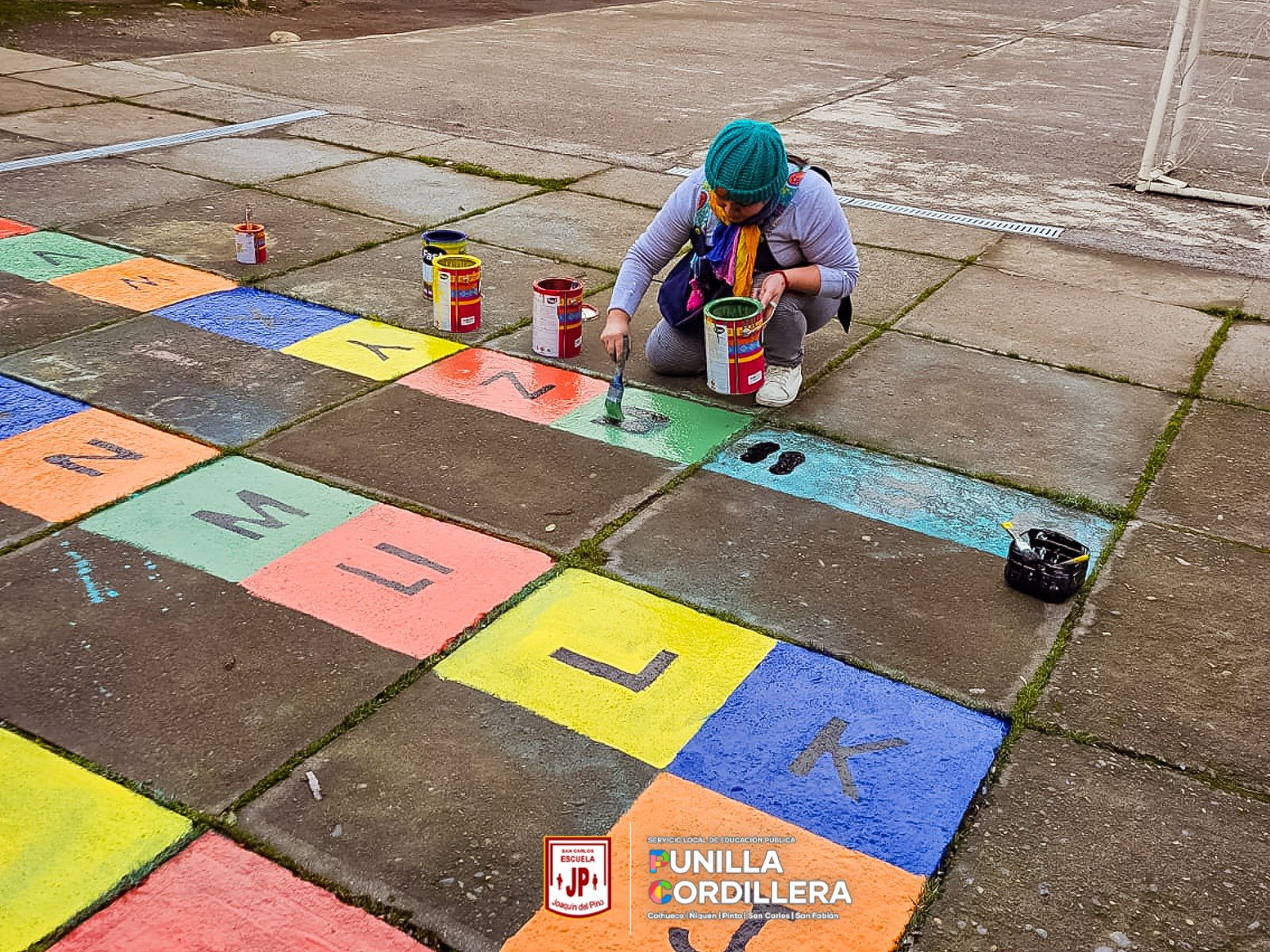 creación de juegos en el patio del colegio.